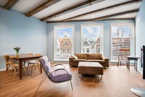 - un salon avec un canapé et une table dans l'établissement Five Churches View apartments, à Haarlem