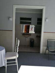 Uma área de estar em Hostel Diniz