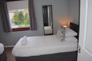Un pat sau paturi într-o cameră la 3 Bedroom-Kelpies Serviced Apartments Burns