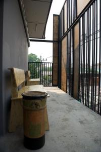 un cubo de basura sentado junto a un banco en un edificio en 9 Hostel, en Chiang Mai