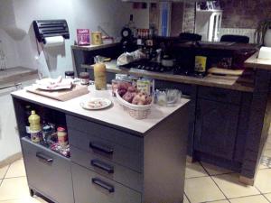 uma cozinha com um balcão com uma tigela de comida em LE JR 70 Relais Motards em Magny-dʼAnigon