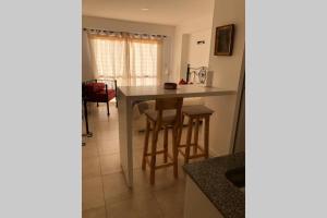 - une cuisine et une salle à manger avec une table et des chaises dans l'établissement Paseo de los Poetas Esteco 260, à Salta