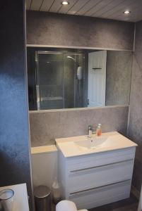 a bathroom with a sink and a mirror at 3 Bedroom-Kelpies Serviced Apartments Bruce in Falkirk