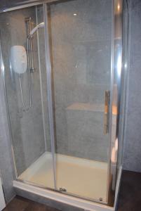 Ett badrum på 3 Bedroom-Kelpies Serviced Apartments Bruce