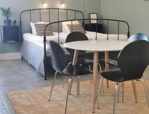 Postel nebo postele na pokoji v ubytování Hotell Fängelset Västervik