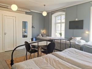 Postel nebo postele na pokoji v ubytování Hotell Fängelset Västervik