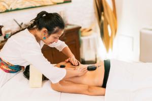 een vrouw die een massage krijgt van een therapeut bij Villa Tonia in Fasano