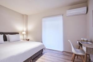 Posteľ alebo postele v izbe v ubytovaní Charitos IΧ, Chic n modern 2BD Apt