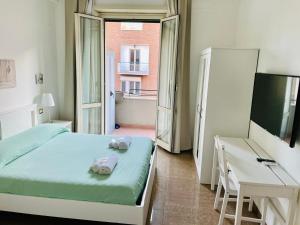 um quarto com uma cama, uma secretária e uma janela em INTERNO DIECI em Roma