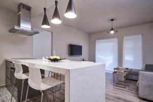 Televízia a/alebo spoločenská miestnosť v ubytovaní Charitos IΧ, Chic n modern 2BD Apt