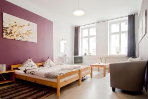 1 dormitorio con 1 cama, 1 sofá y 1 silla en Pension Piano Forte Leipzig Mitte, en Leipzig