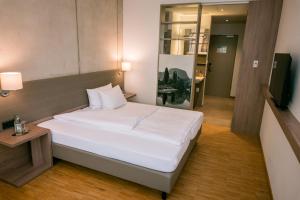 A bed or beds in a room at Hotel Trezor
