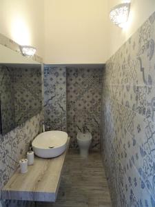 A bathroom at Masseria Scianne