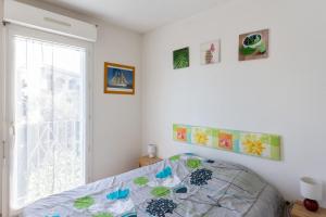 una camera con letto e finestra di Calm and sunny AC house with terrace and garden in Antibes - Welkeys a Antibes