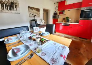 eine Küche mit einem Tisch und einem Tischtuch darauf in der Unterkunft Kitzbühel Apartments Haus Brugger in Kitzbühel