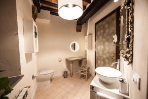 y baño con lavamanos, aseo y lavamanos. en Accogliente Appartamento sulle Colline Toscane, en Capannori
