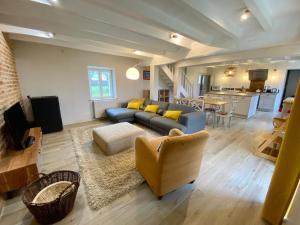 - un salon avec un canapé bleu et des oreillers jaunes dans l'établissement A L'OMBRE DU TILLEUL nature campagne charme confort, à Saint-Branchs
