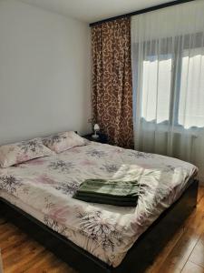- une chambre avec un lit et une fenêtre avec des rideaux dans l'établissement Casa Bianca, à Câmpulung Moldovenesc