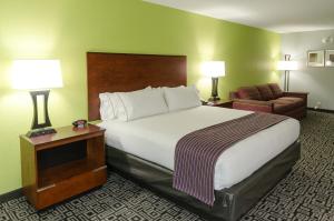 una camera d'albergo con un grande letto e una sedia di Holiday Inn Express Hickory - Hickory Mart, an IHG Hotel a Hickory