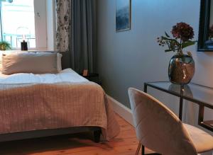 Postel nebo postele na pokoji v ubytování Hotell Fängelset Västervik