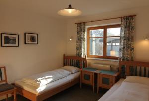 1 dormitorio con 2 camas y ventana en Haflingerhof Galster, en Markt Taschendorf