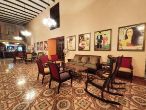 - un salon avec un canapé, une table et des chaises dans l'établissement Hotel Doralba Inn, à Mérida