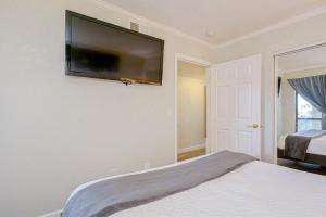 Una televisión o centro de entretenimiento en 441-Waterfront, Amazing Views, WIFI, Pool and close to BUCS Stadium