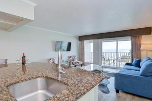 Una televisión o centro de entretenimiento en 441-Waterfront, Amazing Views, WIFI, Pool and close to BUCS Stadium