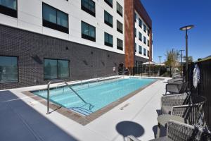 สระว่ายน้ำที่อยู่ใกล้ ๆ หรือใน Holiday Inn Express & Suites Spring - Woodlands Area, an IHG Hotel