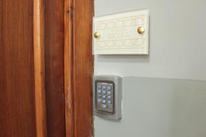 um close-up de uma porta com um controle remoto em B&B 80056 Ercolano em Ercolano