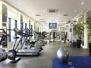 een fitnessruimte met een stel loopbanden en cardio-apparatuur bij Stamford Plaza Melbourne in Melbourne