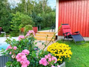Un jardín fuera de The Blomsholm Cabin - Recharge Your Electric Car