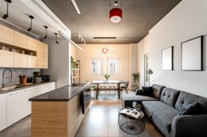 uma cozinha e sala de estar com um sofá e uma mesa em HAYARKON - Superior Collection - By HOMY em Tel Aviv