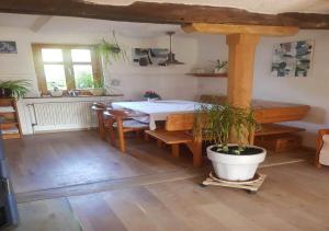 a living room with a table and a potted plant at Ältestes Haus in Quentel - Ferienwohnung 1 mit kleinem Garten in Lichtenau