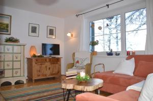 un soggiorno con divano e tavolo di Landhaus Kaulfuss a Sankt Jakob in Defereggen