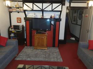 Μια τηλεόραση ή/και κέντρο ψυχαγωγίας στο Happy Days Guesthouse +29 φωτογραφίες