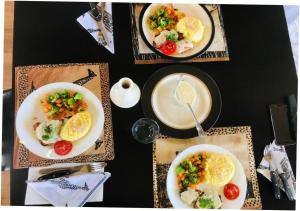 Comida en o cerca de este tented camp
