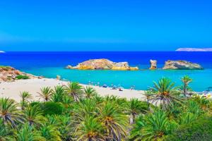 una playa con palmeras y el océano azul en Traditional Cretan House Lithostrati Karidi Village, en Karídhion