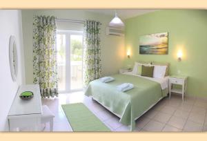 Кровать или кровати в номере Haris Hotel Apartments and Suites