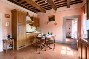 una cucina con tavolo e sedie in una stanza di Casa Clara Cortona a Cortona