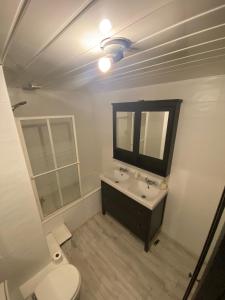 a bathroom with a sink and a toilet and a mirror at Chambre calme (Mars) - proche Paris et TGV in Massy