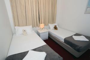 Postel nebo postele na pokoji v ubytování St Tropez Resort