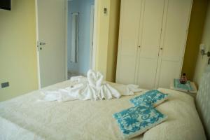 Llit o llits en una habitació de Sardinia Imagination - S M Coghinas T21