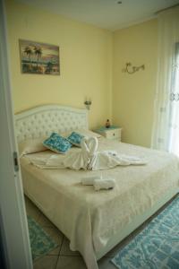 Santa MariaにあるSardinia Imagination - S M Coghinas T21のベッドルーム1室(白いベッド1台、タオル付)