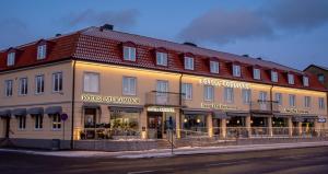 a large building on the side of a street at Hotell & Bistro Rödesund in Karlsborg