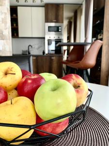 een kom appels en andere vruchten op een tafel bij Comfort Deluxe Flat in Ruse