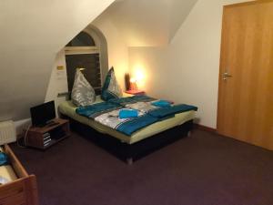 ラウェンブルクにあるKleines Ferienhaus in Lauenburgのベッドルーム1室(青い枕のベッド1台付)