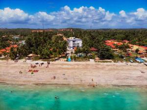 - une vue aérienne sur une plage avec des personnes dans l'eau dans l'établissement Paraiso do Sul Maragogi, à Maragogi