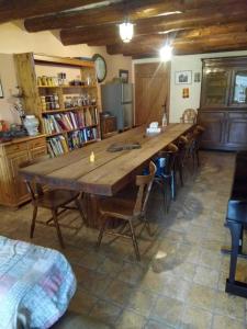 duży drewniany stół i krzesła w pokoju w obiekcie Au bois de mon coeur w mieście Foameix