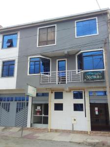 un edificio en la esquina de una calle en Hostal Nichkito, en Uyuni